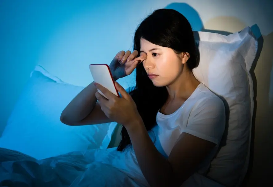 5 Bahaya Bermain HP Sebelum Tidur