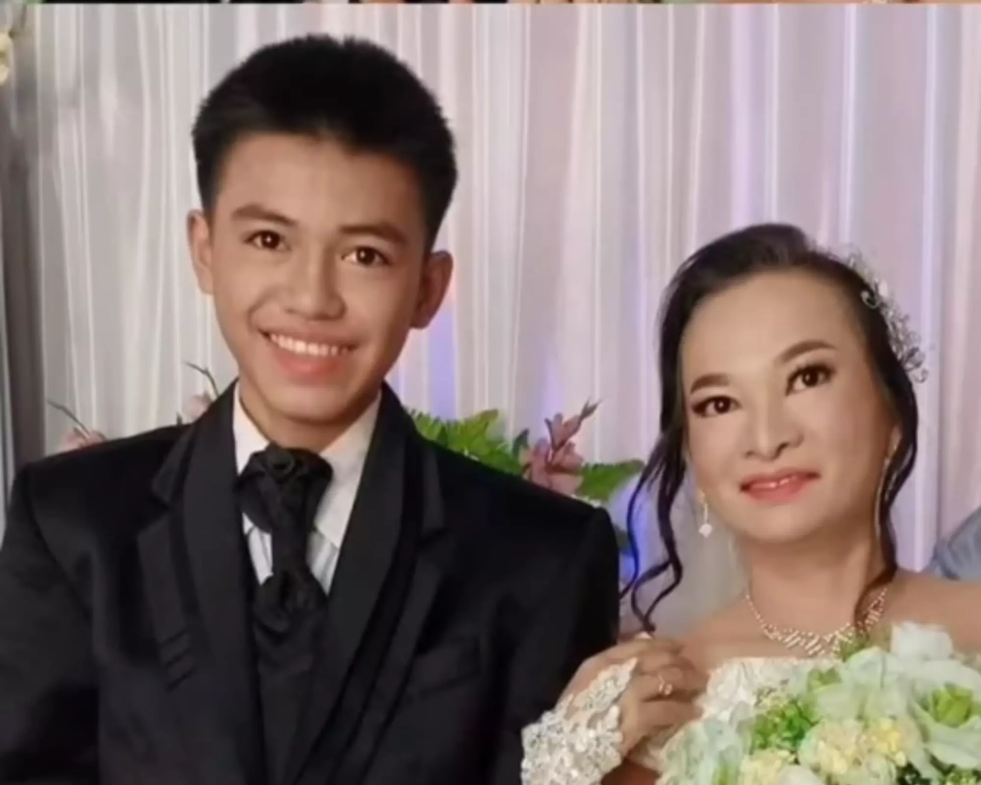Heboh! Remaja 16 Tahun Menikah dengan Wanita 41 Tahun yang Juga Teman Ibunya