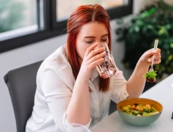 Benarkah Minum Setelah Makan Bisa Picu Lonjakan Insulin?