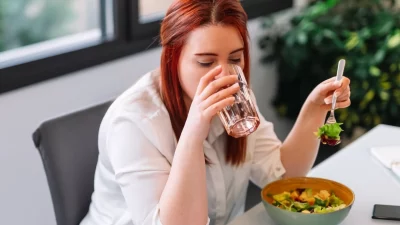 Benarkah Minum Setelah Makan Bisa Picu Lonjakan Insulin?