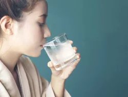 Bahaya Terlalu Sering Minum Air Es Setelah Makan