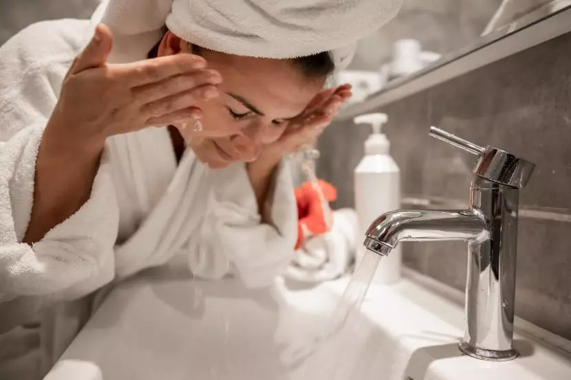 Pentingkah Mencuci Wajah di Pagi Hari? Ini Penjelasan dari Dermatologis