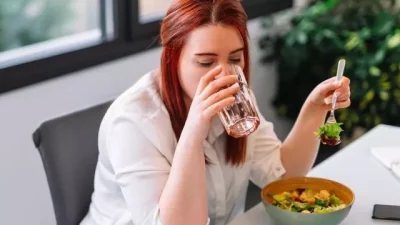 Kenapa Harus Menghindari Minum Saat Makan?