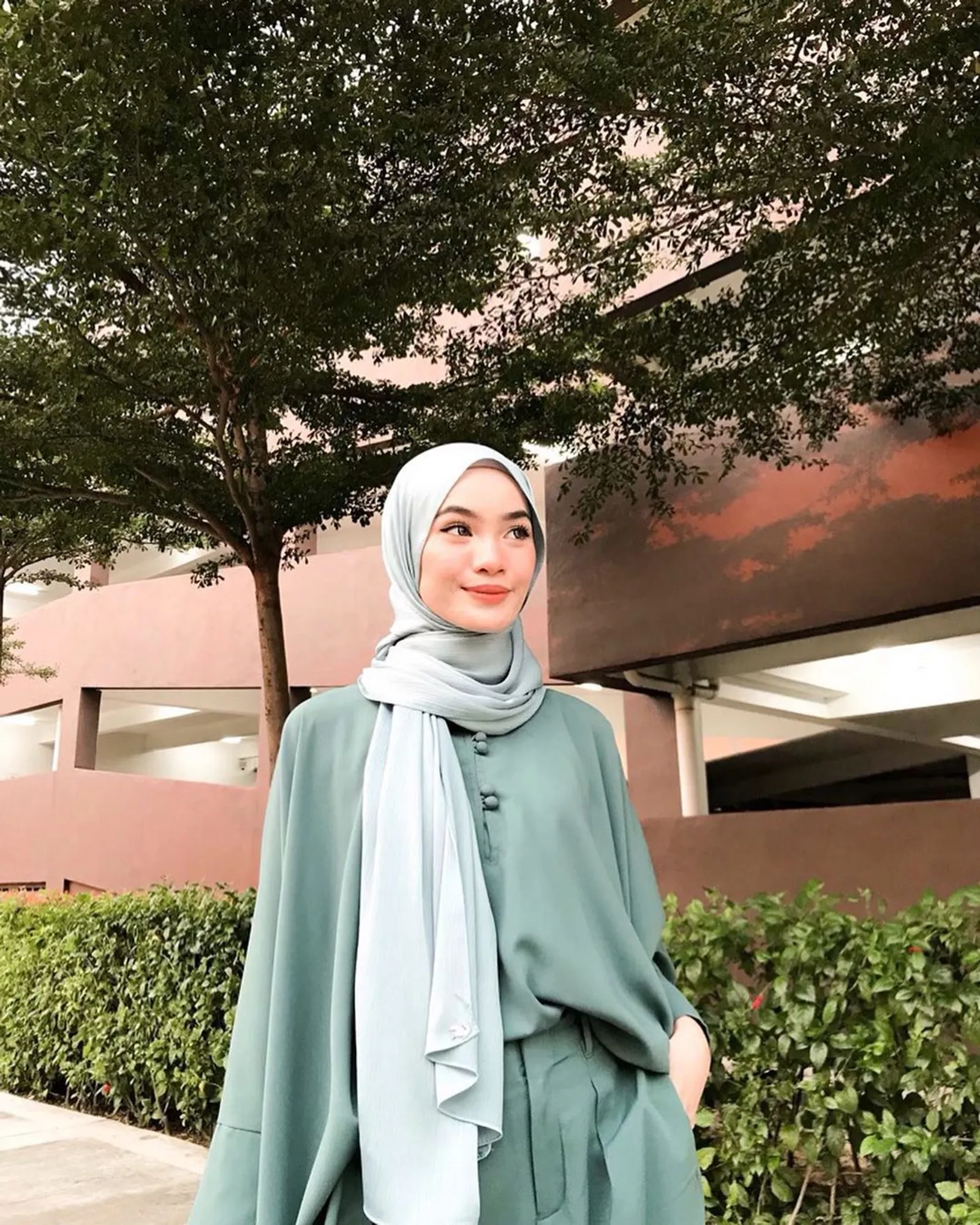 5 Warna Hijab yang Bikin Wajah Terlihat Tirus