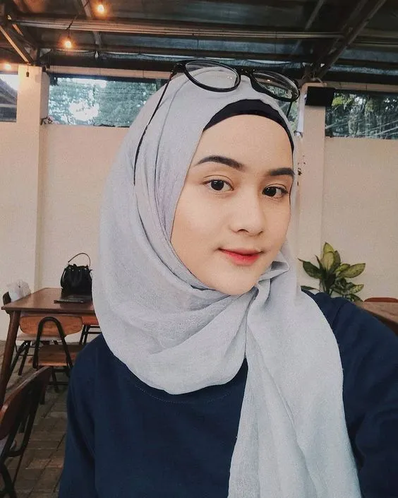 5 Warna Hijab yang Bikin Wajah Terlihat Tirus