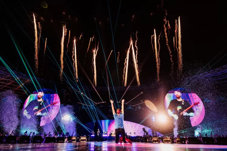 Usai Gelar Konser, Coldplay Dondasikan Sebuah Kapal Pembersih di Sungai Cisadane