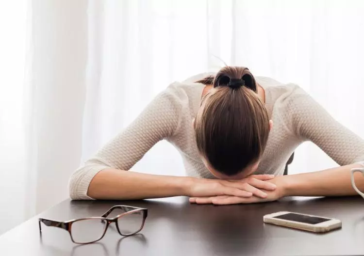 6 Kebiasaan yang Membuat Tubuh Terasa Lelah Seharian