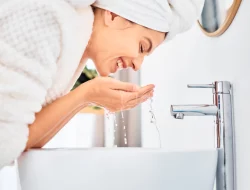 Cuci Muka di Pagi Hari Lebih Baik Tanpa Facial Wash, Benarkah?