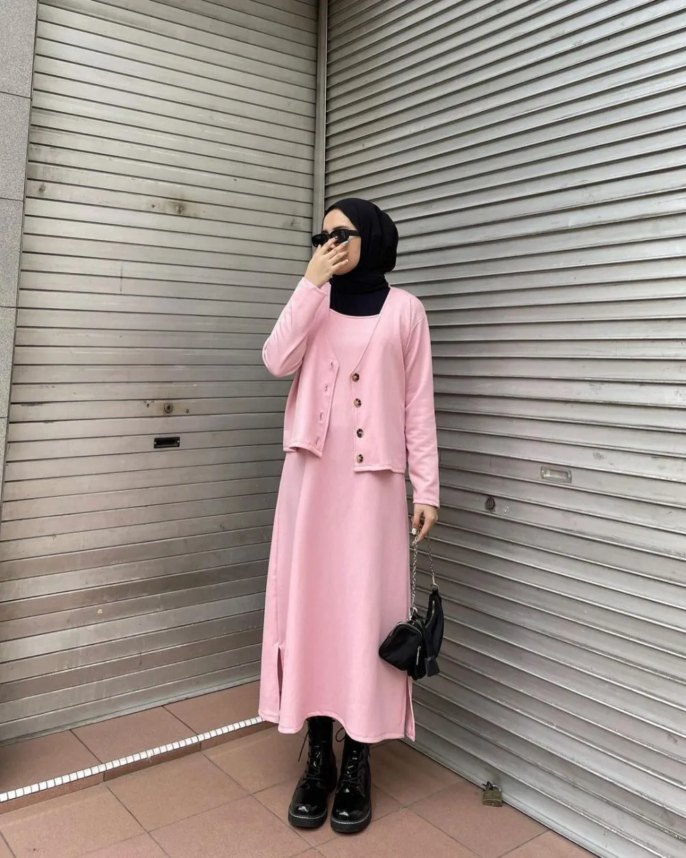 8 Warna Hijab yang Cocok untuk Dress Baby Pink, Bikin Terlihat Manis dan Feminin