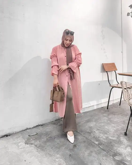 8 Warna Hijab yang Cocok untuk Dress Baby Pink, Bikin Terlihat Manis dan Feminin