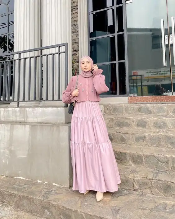 8 Warna Hijab yang Cocok untuk Dress Baby Pink, Bikin Terlihat Manis dan Feminin