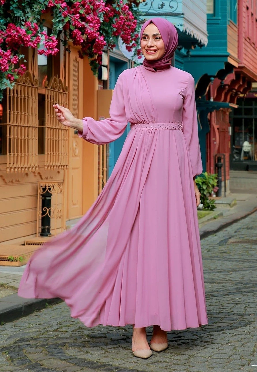 8 Warna Hijab yang Cocok untuk Dress Baby Pink, Bikin Terlihat Manis dan Feminin