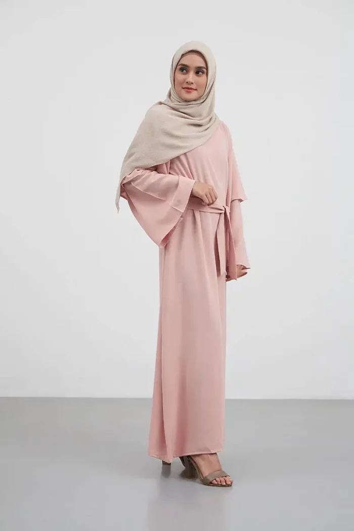 8 Warna Hijab yang Cocok untuk Dress Baby Pink, Bikin Terlihat Manis dan Feminin