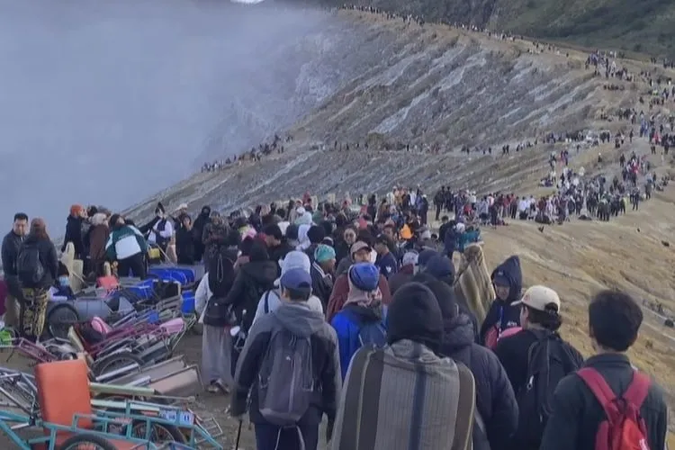 Tragis! WNA China Tewas Terjatuh di Kawah Ijen, Ini Faktanya