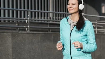 Tips Aman Memakai Earphone Saat Jogging