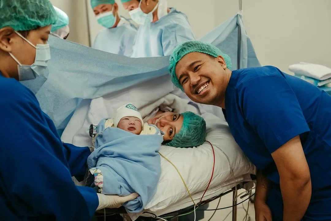 Selamat! Joshua Suherman dan Clairine Clay Dikaruniai Anak Pertama